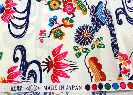 白色の紅型（びんがた）布。大きい柄の沖縄柄綿生地。Made in JAPAN