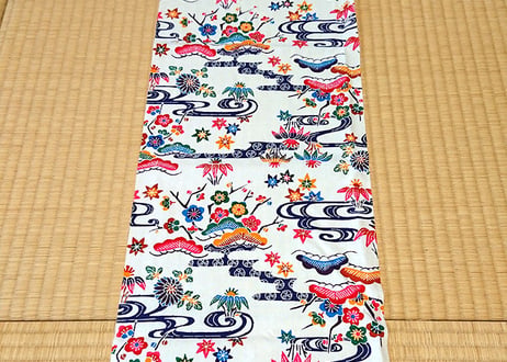 ＜超特価セール品＞タペストリー縦長（白地）沖縄独特の絵柄（紅型びんがた）をタペストリー（壁掛け）用にしてお届け。付属のタペストリー棒に絡むよう端の加工なし