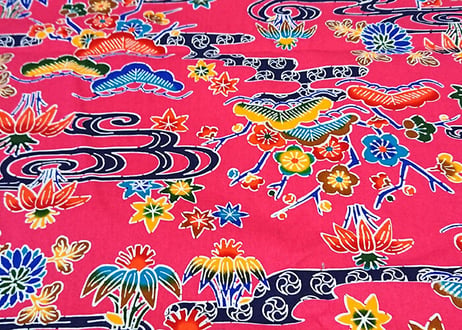 ＜超特価セール品＞タペストリー四角（ピンク）沖縄独特の絵柄（紅型びんがた）をタペストリー（壁掛け）用にしてお届け。付属のタペストリー棒に絡むよう端の加工なし