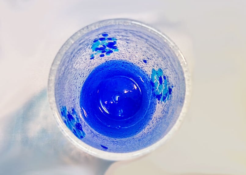 正規品＞花見たる型（青色）泡模様のたる型琉球ガラスに、綺麗な花びら