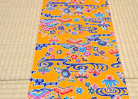＜超特価セール品＞タペストリー縦長（オレンジ）沖縄独特の絵柄（紅型びんがた）をタペストリー（壁掛け）用にしてお届け。付属のタペストリー棒に絡むよう端を加工。