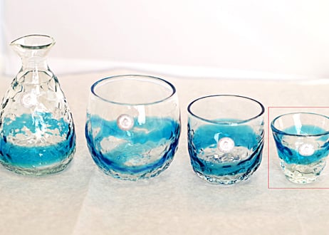 ＜正規品＞沖縄スカイブルーの水色。おちょこの琉球ガラス単品！1口で飲み干せるサイズで4色用意（オレンジ、青色、水色、緑色）