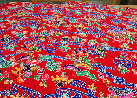 生地・反物＿赤色の紅型（びんがた）3.8m布。大きい柄の沖縄柄綿生地。Made in JAPAN（手作り浴衣）