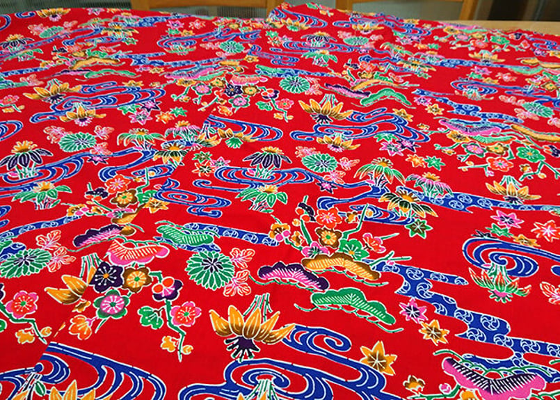 生地・反物＿赤色の紅型（びんがた）3.8m布。大きい柄の沖縄柄綿生地