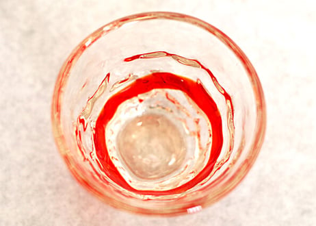 ＜正規品＞鮮やかなオレンジ色。おちょこの琉球ガラス単品！1口で飲み干せるサイズで4色用意（オレンジ、青色、水色、緑色）