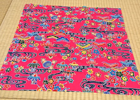 ＜超特価セール品＞タペストリー四角（ピンク）沖縄独特の絵柄（紅型びんがた）をタペストリー（壁掛け）用にしてお届け。付属のタペストリー棒に絡むよう端の加工なし