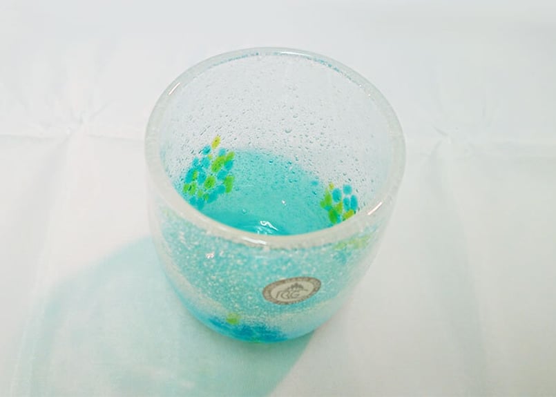 正規品＞花見たる型（水色）泡模様のたる型琉球ガラスに、綺麗な花びら