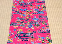 ＜超特価セール品＞タペストリー縦長（ピンク）沖縄独特の絵柄（紅型びんがた）をタペストリー（壁掛け）用にしてお届け。付属のタペストリー棒に絡むよう端の加工なし