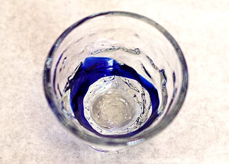 ＜正規品＞沖縄マリンブルーの青色。おちょこの琉球ガラス単品！1口で飲み干せるサイズで4色用意（オレンジ、青色、水色、緑色）
