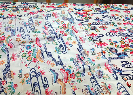 白色の紅型（びんがた）布。大きい柄の沖縄柄綿生地。Made in JAPAN