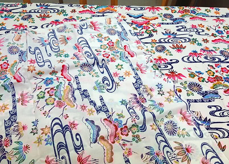 白色の紅型（びんがた）布。大きい柄の沖縄柄綿生地。Made in JAPAN