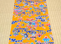 ＜超特価セール品＞タペストリー縦長（オレンジ）沖縄独特の絵柄（紅型びんがた）をタペストリー（壁掛け）用にしてお届け。付属のタペストリー棒に絡むよう端を加工。
