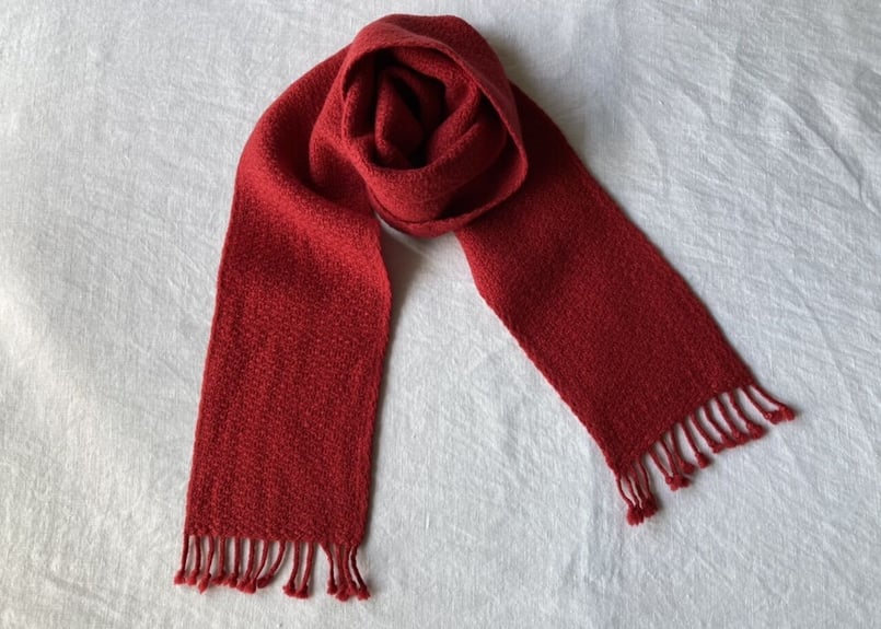 FEKETE ラメフーディーマフラー(レッド) FEKETE（フェケテ）の「HOODED GLITTER MUFFLER / ラメ