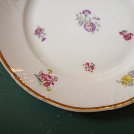 Flower-sprinkled dessert plate（D）