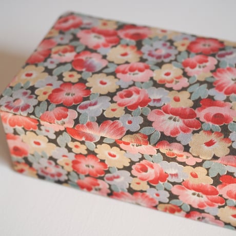 Cartonnage where pink flowers gather tightly