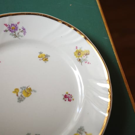Flower-sprinkled dessert plate（C）