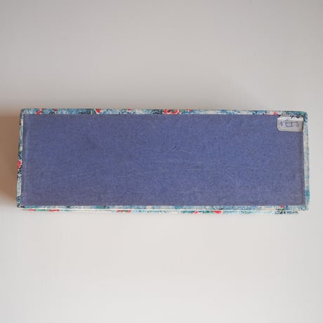 Cartonnage with red flowers