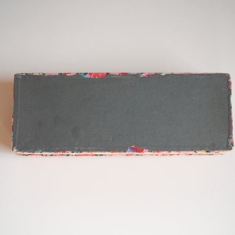 Cartonnage where pink flowers gather tightly