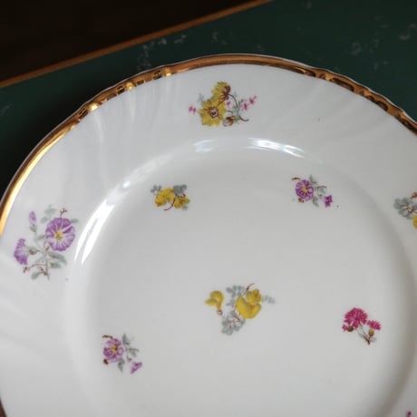 Flower-sprinkled dessert plate（A）