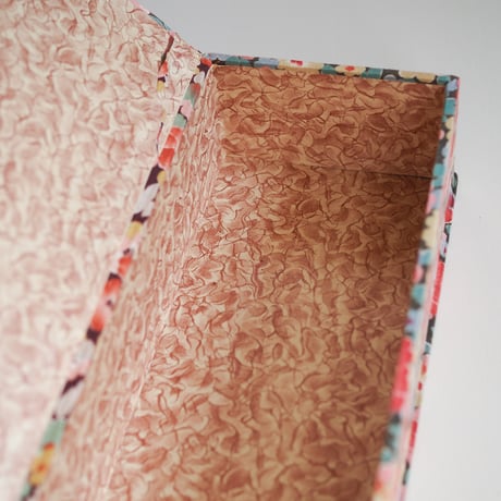 Cartonnage where pink flowers gather tightly
