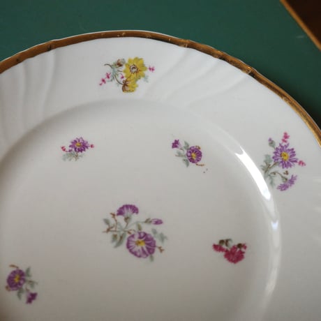 Flower-sprinkled dessert plate（D）