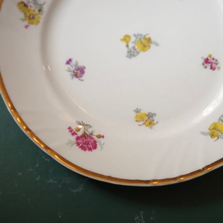 Flower-sprinkled dessert plate（C）