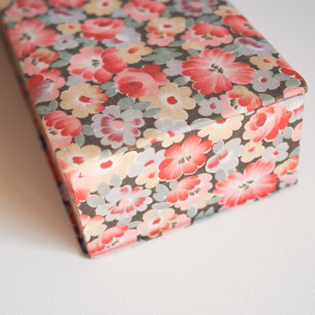 Cartonnage where pink flowers gather tightly