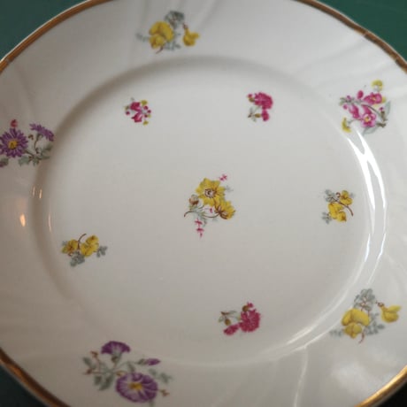 Flower-sprinkled dessert plate（E）