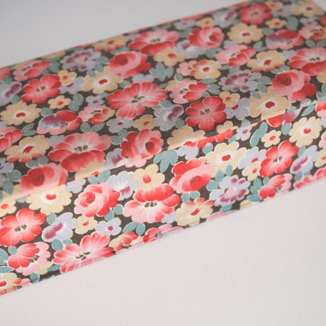 Cartonnage where pink flowers gather tightly