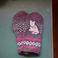 Cat motif mittens