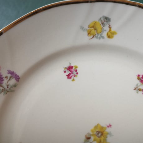 Flower-sprinkled dessert plate（E）