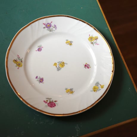 Flower-sprinkled dessert plate（C）