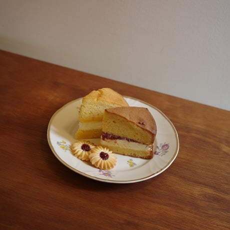 Flower-sprinkled dessert plate（A）