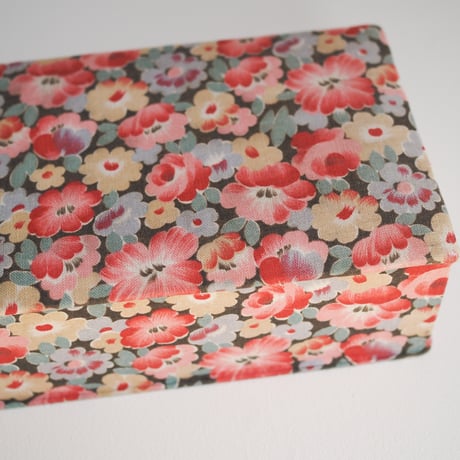 Cartonnage where pink flowers gather tightly