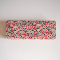 Cartonnage where pink flowers gather tightly