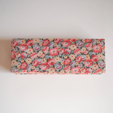 Cartonnage where pink flowers gather tightly