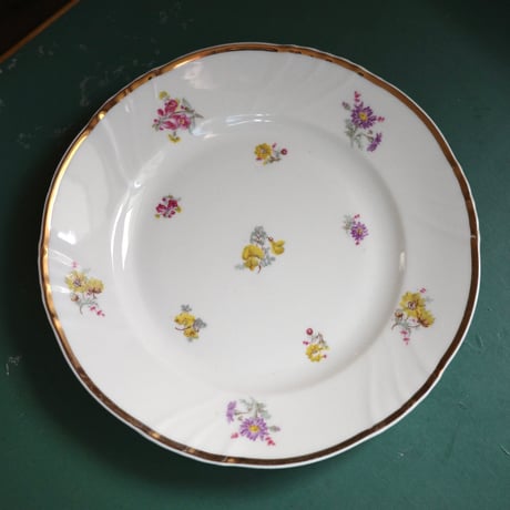 Flower-sprinkled dessert plate（B）