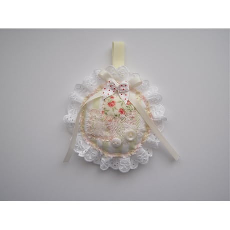 cushion motif charm:c