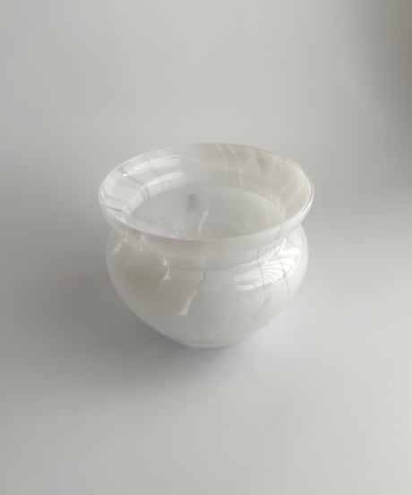 Vase｜Skruf｜ホワイト｜ガラスの花瓶｜北欧ヴィンテージ