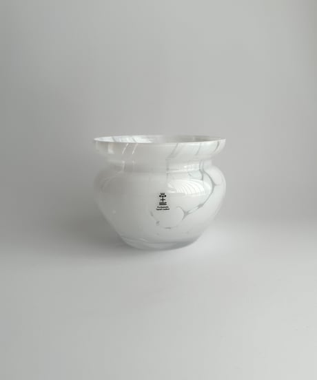 Vase｜Skruf｜ホワイト｜ガラスの花瓶｜北欧ヴィンテージ