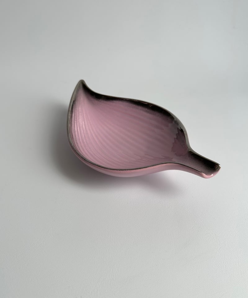 Tray｜リーフ｜灰皿｜ピンクのトレイ｜ノルウェー | roi home｜北欧