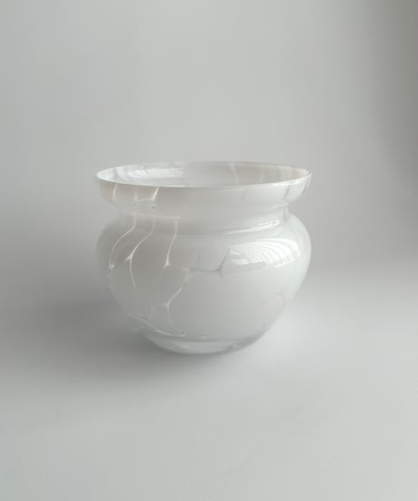 Vase｜Skruf｜ホワイト｜ガラスの花瓶｜北欧ヴィンテージ