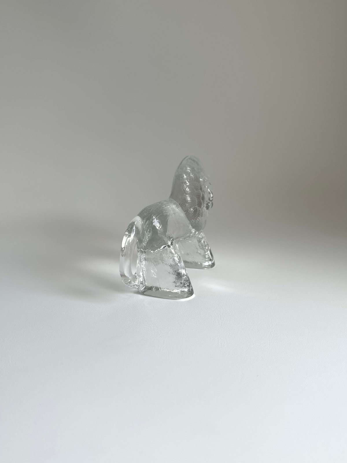 Lion｜Kosta Boda｜ライオンの置物｜ガラスのオブジェ | roi