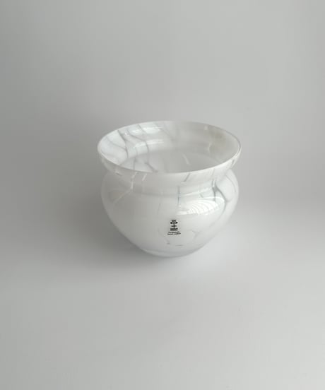 Vase｜Skruf｜ホワイト｜ガラスの花瓶｜北欧ヴィンテージ