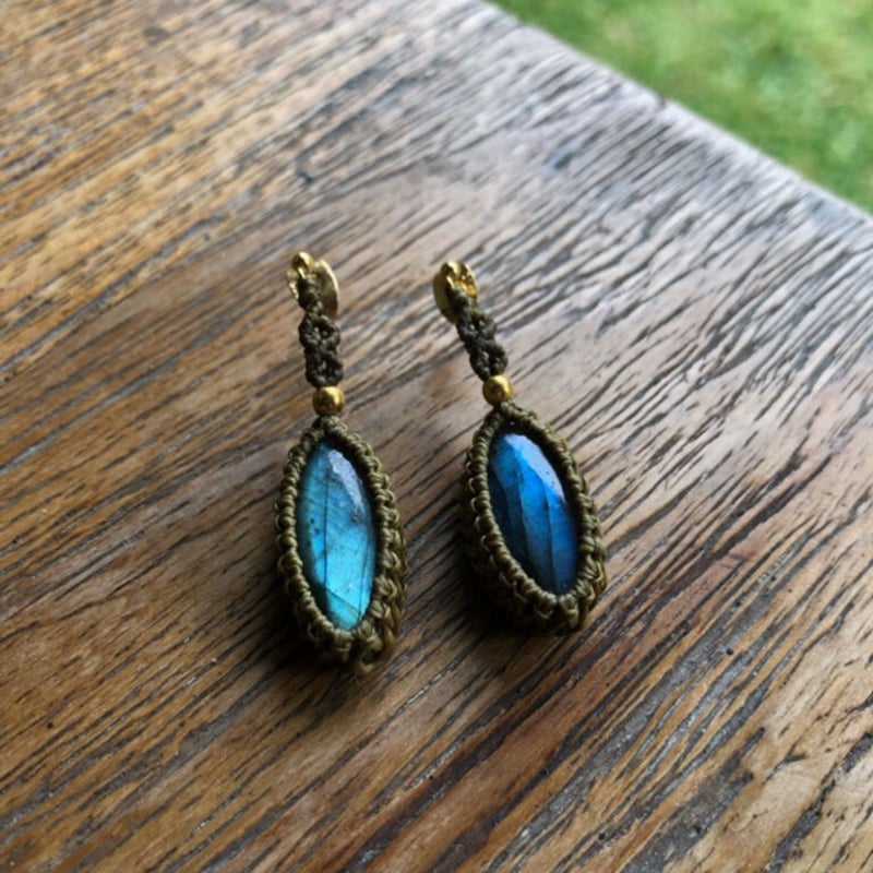 天然石ラブラドライトピアス＆マクラメ編みピアスのセット：ロータス  