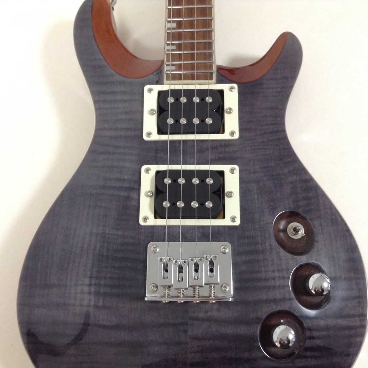 Flight Rock Series FUR-VG-TBK 印象的なダブルカッタウェイを持つ