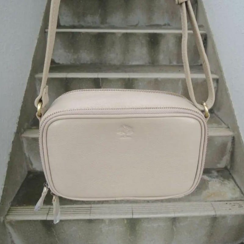 19800円 小型 大容量 牛革 スクエア ウオレット ショルダー | MITT