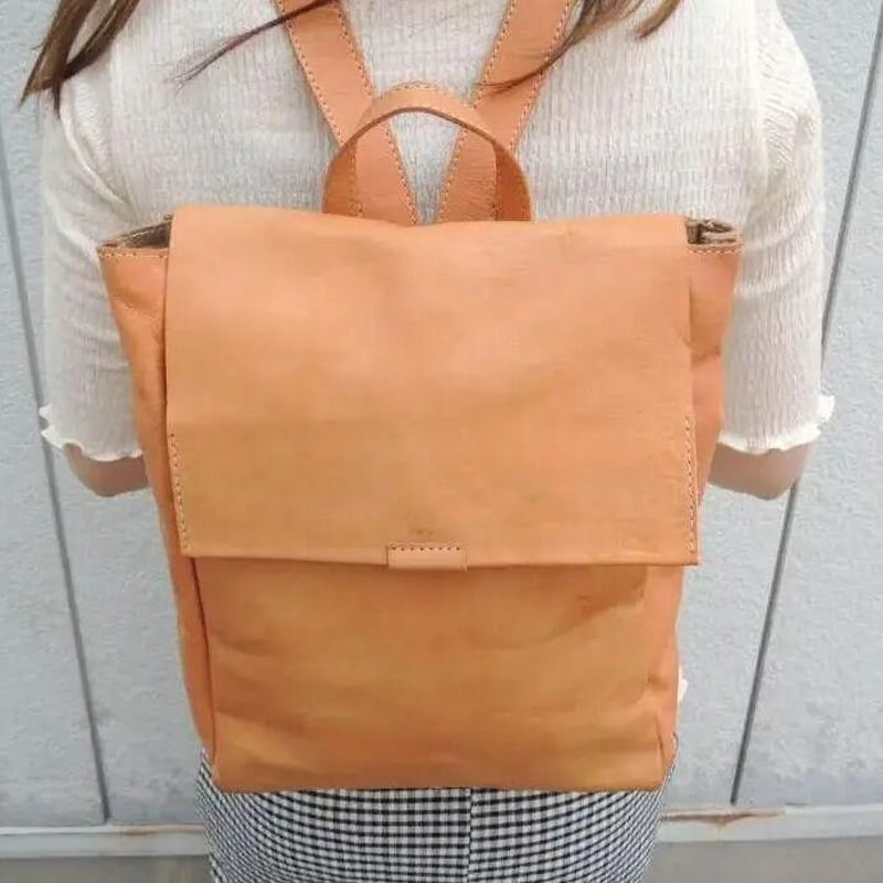 新品 送料込☆通常15800円 スクエア 大きい 牛革 リュック 小振り☆