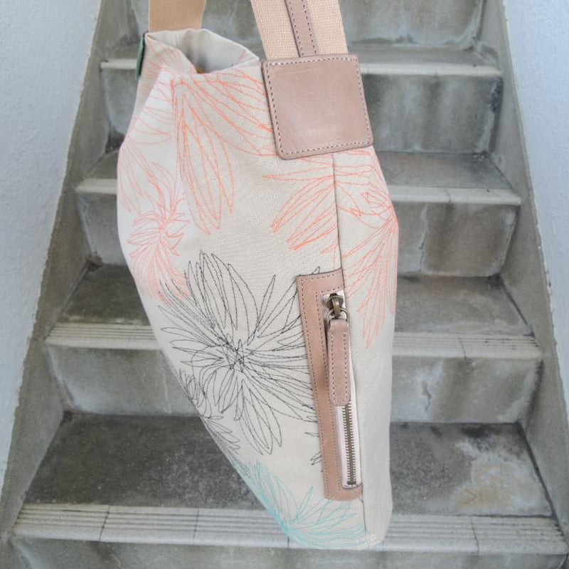 かなり大き目 A4ラクラク☆18500円 ショルダーバッグ☆帆布 刺繍 牛革 