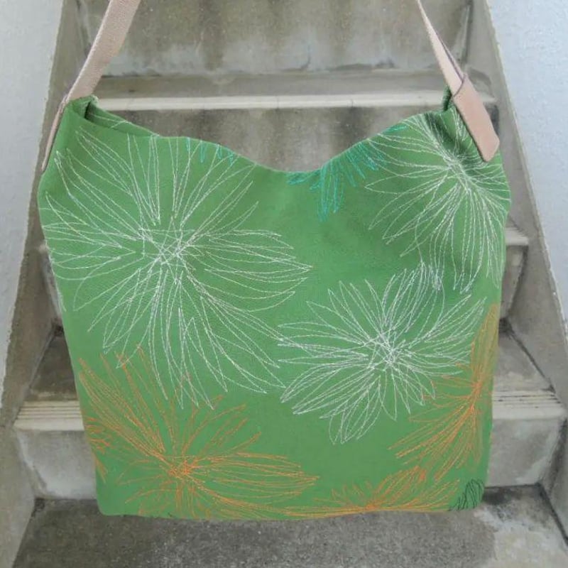 かなり大き目 A4ラクラク☆18500円 ショルダーバッグ☆帆布 刺繍 牛革 